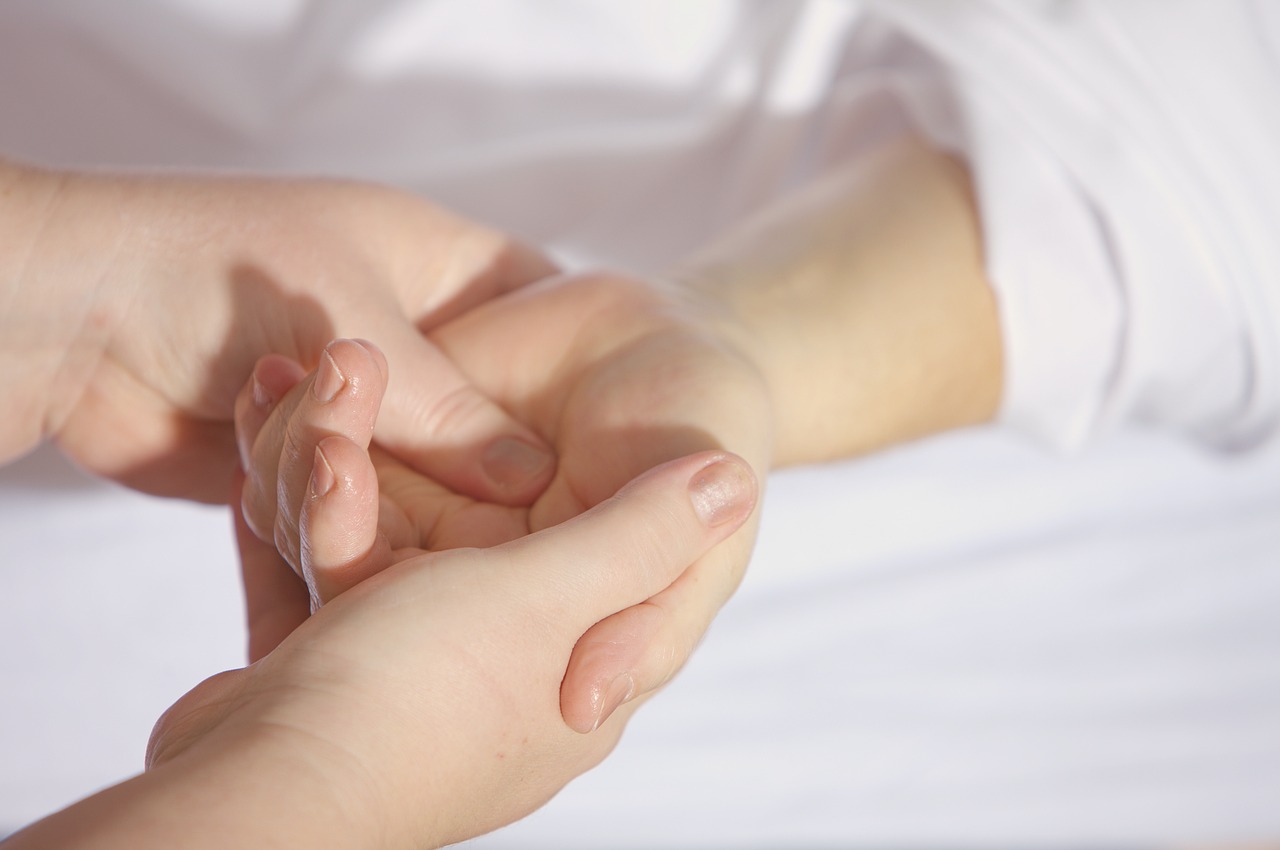 Pryszcze na nogach: Przyczyny, terapia, domowe sposoby i świadczące wysypki
